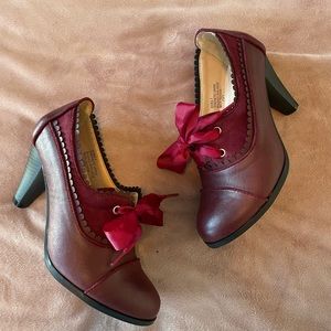 Chase + Chloe Retro Dora Oxford Heels, size 6 in Burgundy